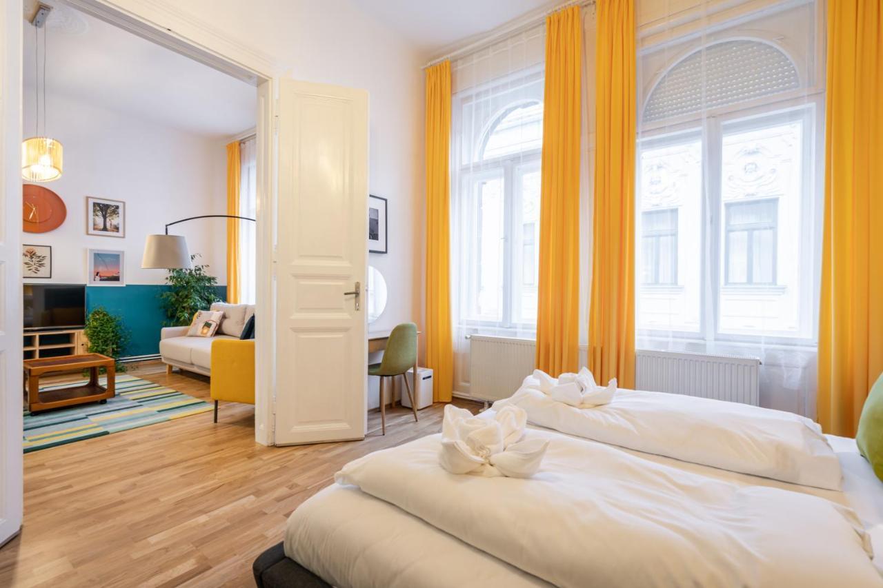 Live Star Apartment Budapest Extérieur photo